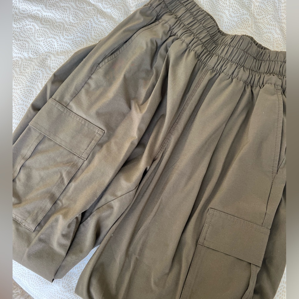 Olive Green Vuori joggers. Size XS